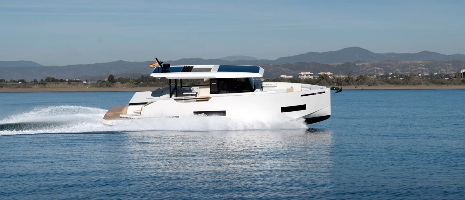 Yate d50 coupe vista desde costado