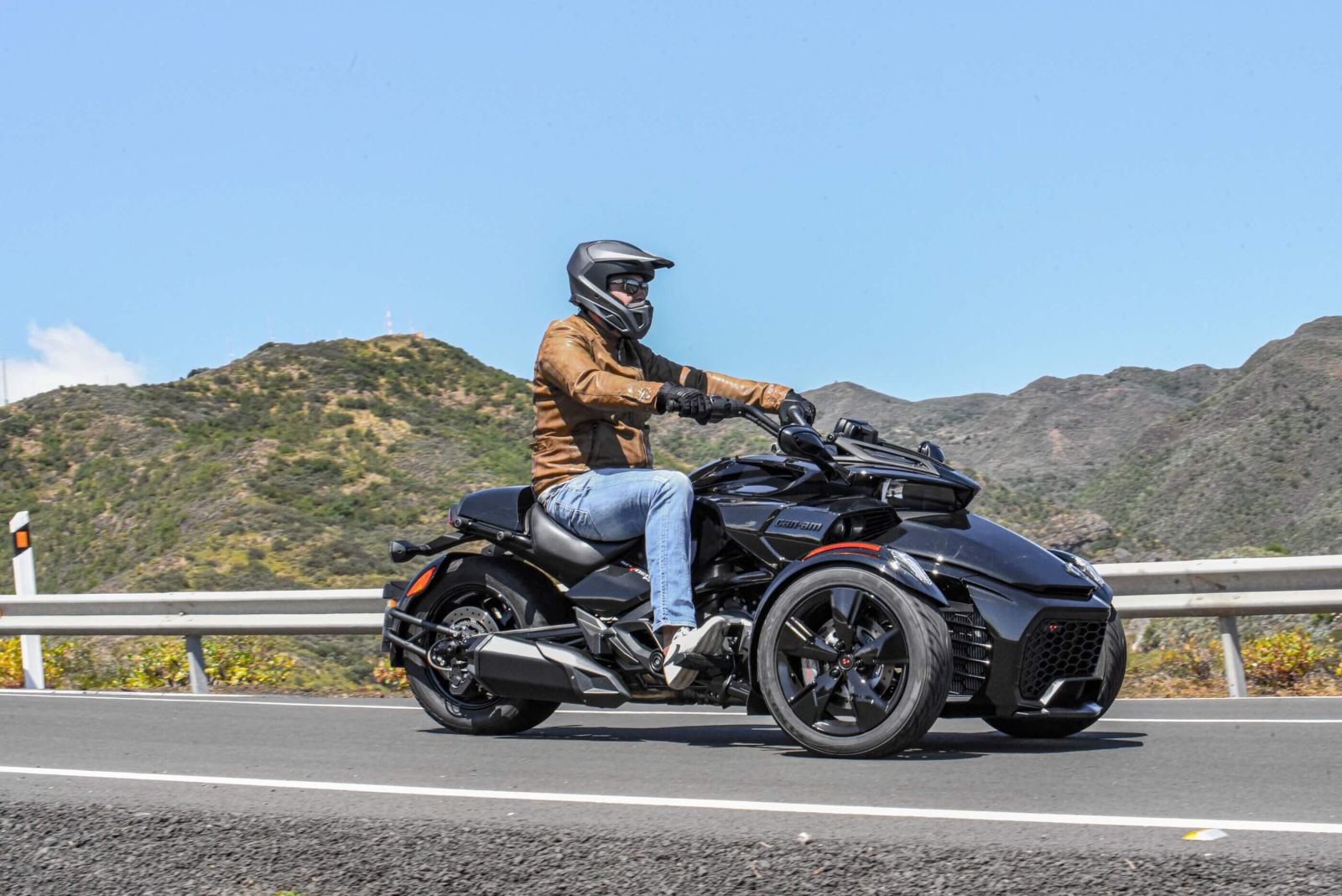 Conductor disfrutando de la carretera en su moto de tres ruedas