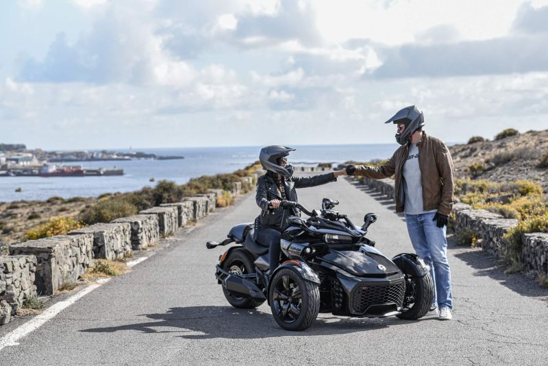 Dos conductores descansando de una larga ruta hablando