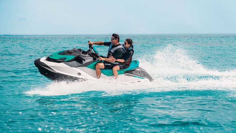pareja montada en una seadoo gti