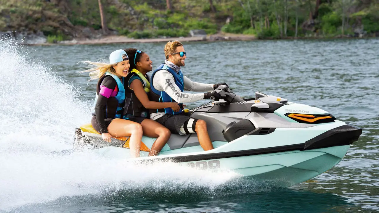 amigos disfrutando de la Sea Doo Wake