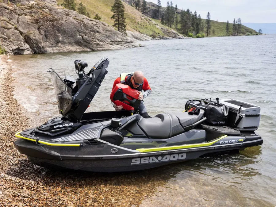 hombre cargando en su seadoo explorer pro
