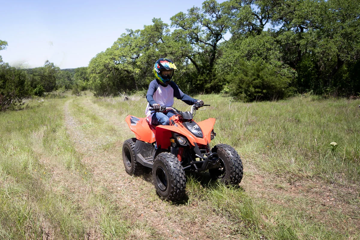 joven montado en can am ds