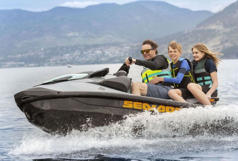 Familia montando en la moto de agua GTI SE