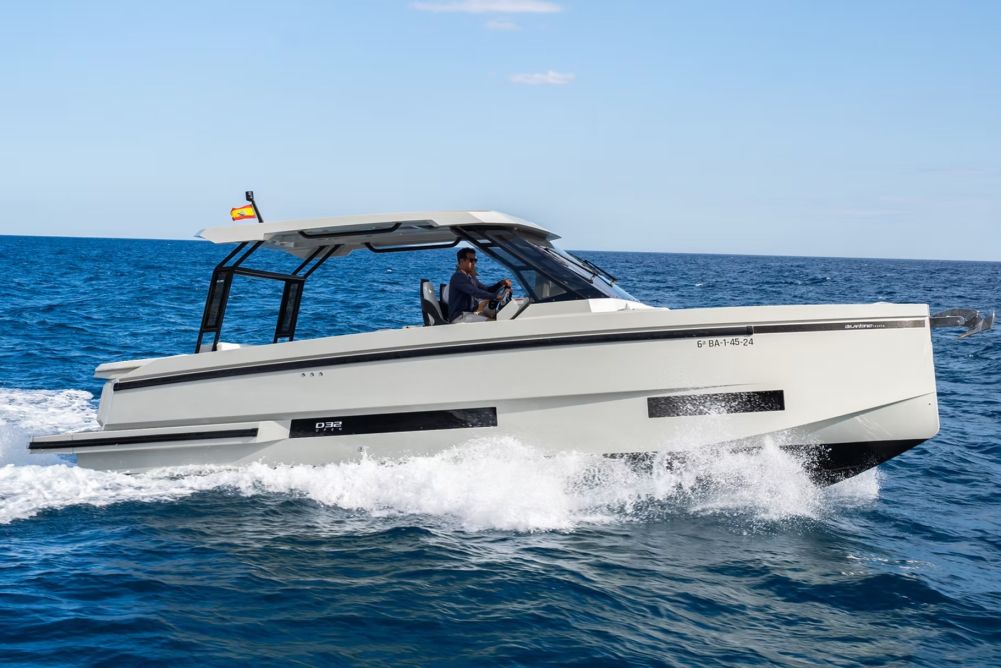 yate d32 navegando por el mar