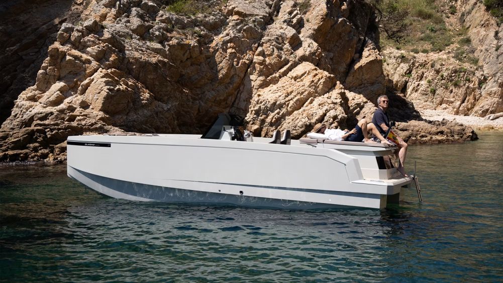 yate e23 navegando por el mar, vista de costado