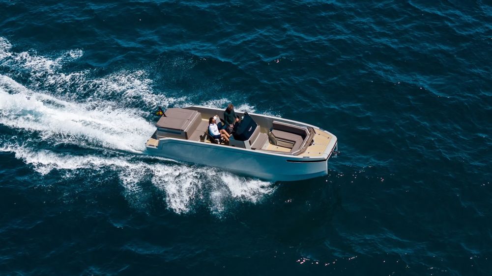 yate e23 vista aérea en el mar