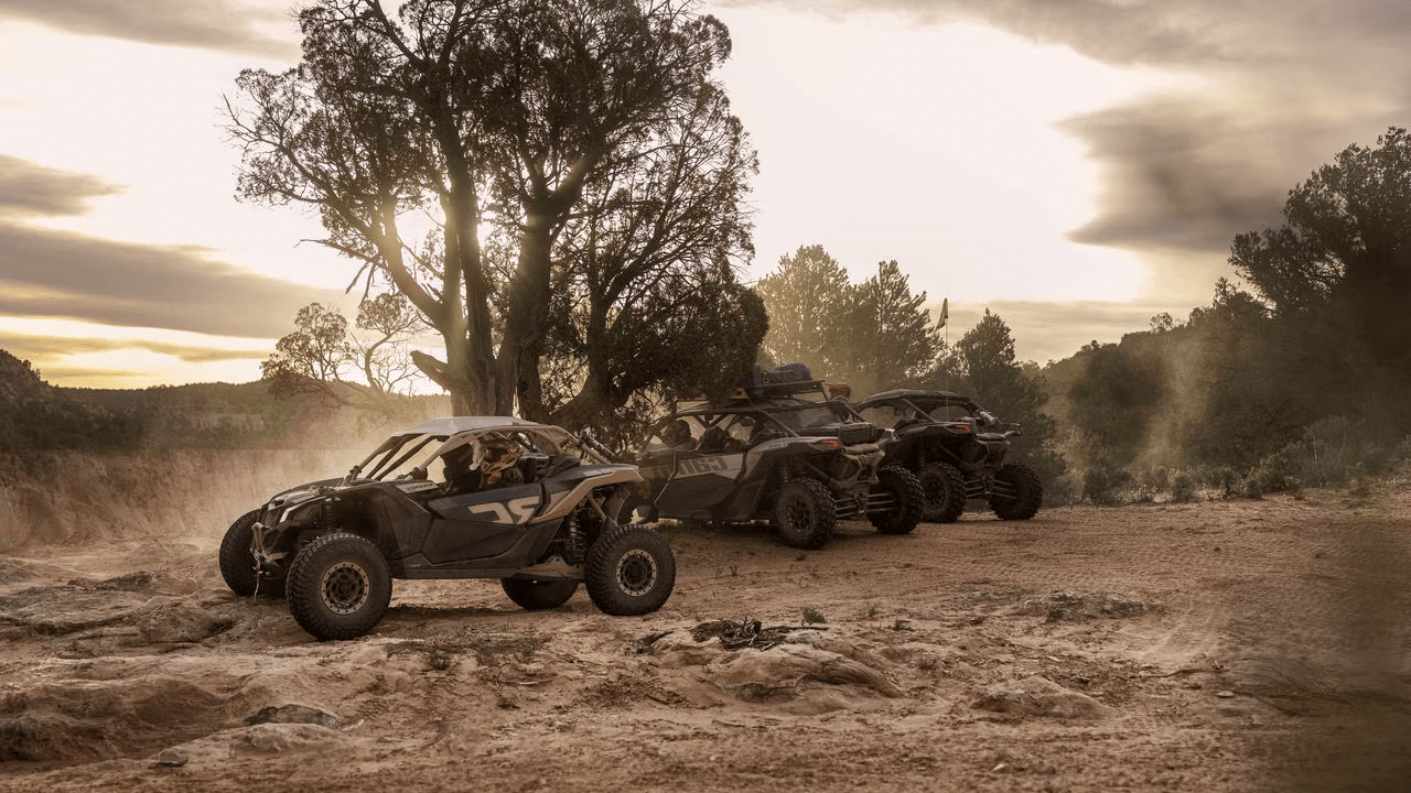 atv can am maverick cruzando por montaña
