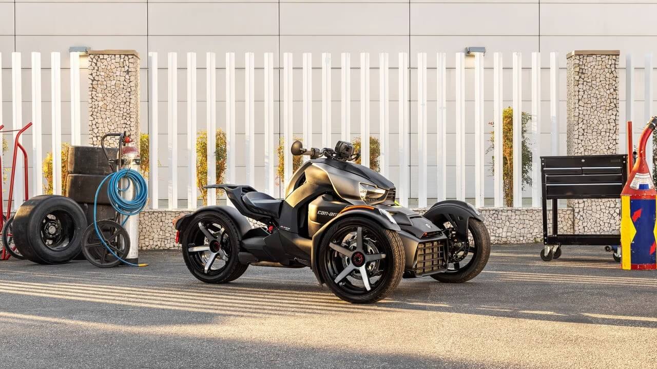 spyder ryker aparcada en la ciudad