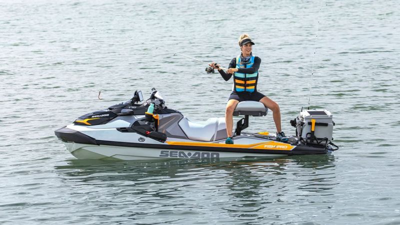 chica pescando desde su seadoo fishproo trophy