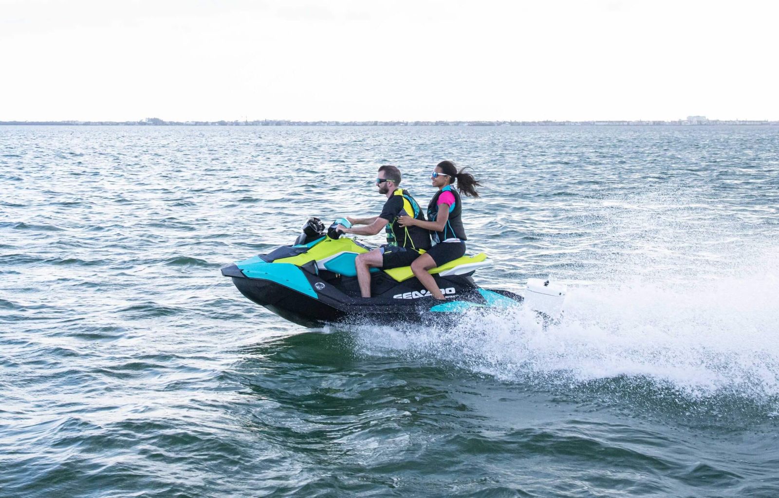 Pareja montando en la seadoo spark