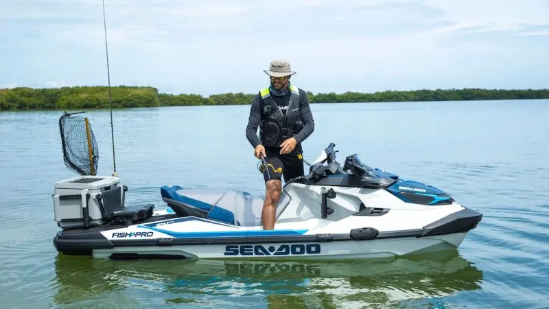 persona pescando con su moto de agua seadoo fishpro sport