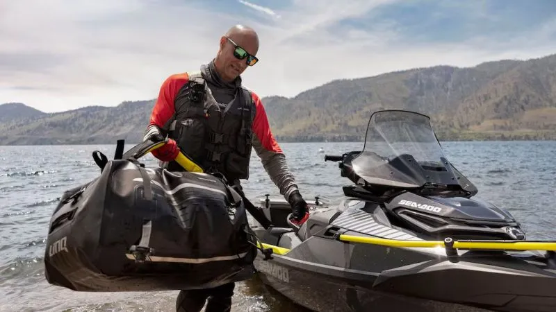 persona descargando de su seadoo explorer pro