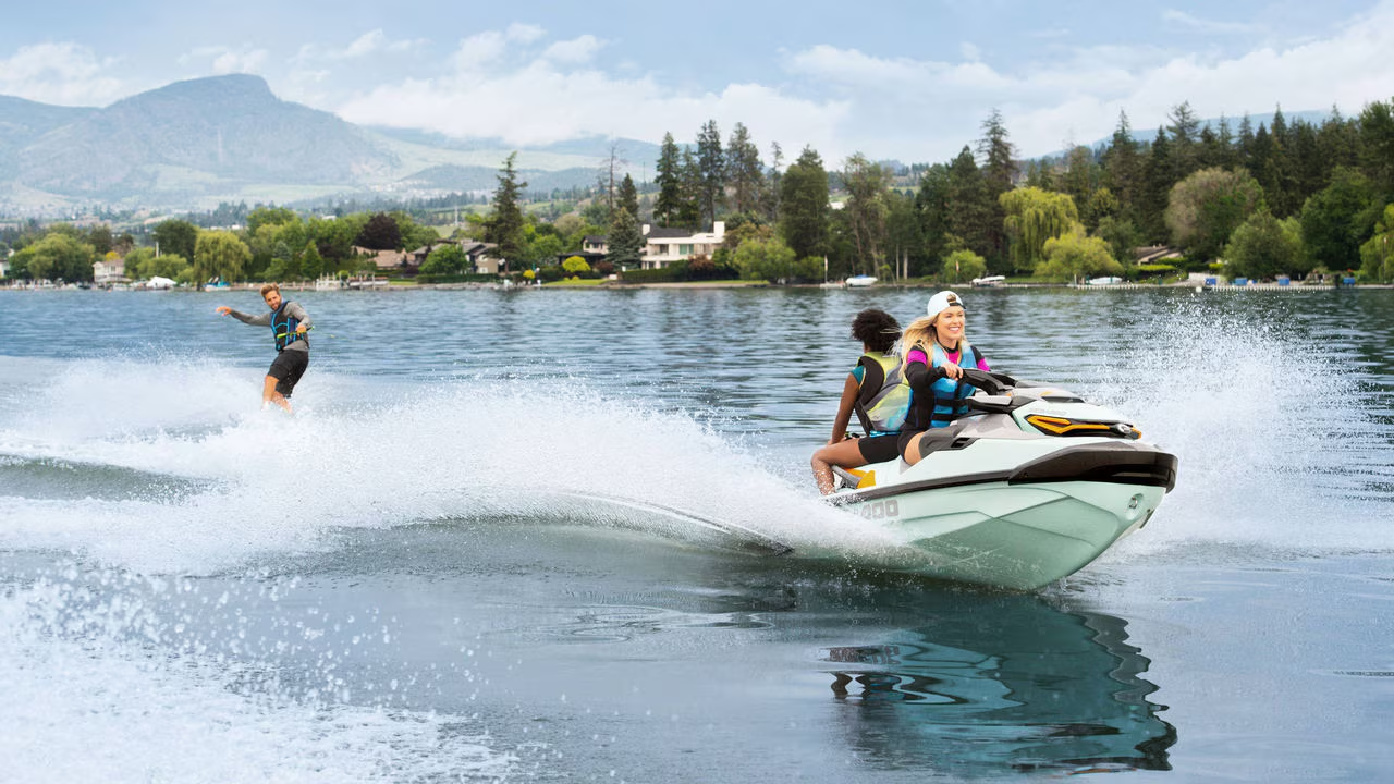 amigos disfrutando de la Sea Doo Wake Pro