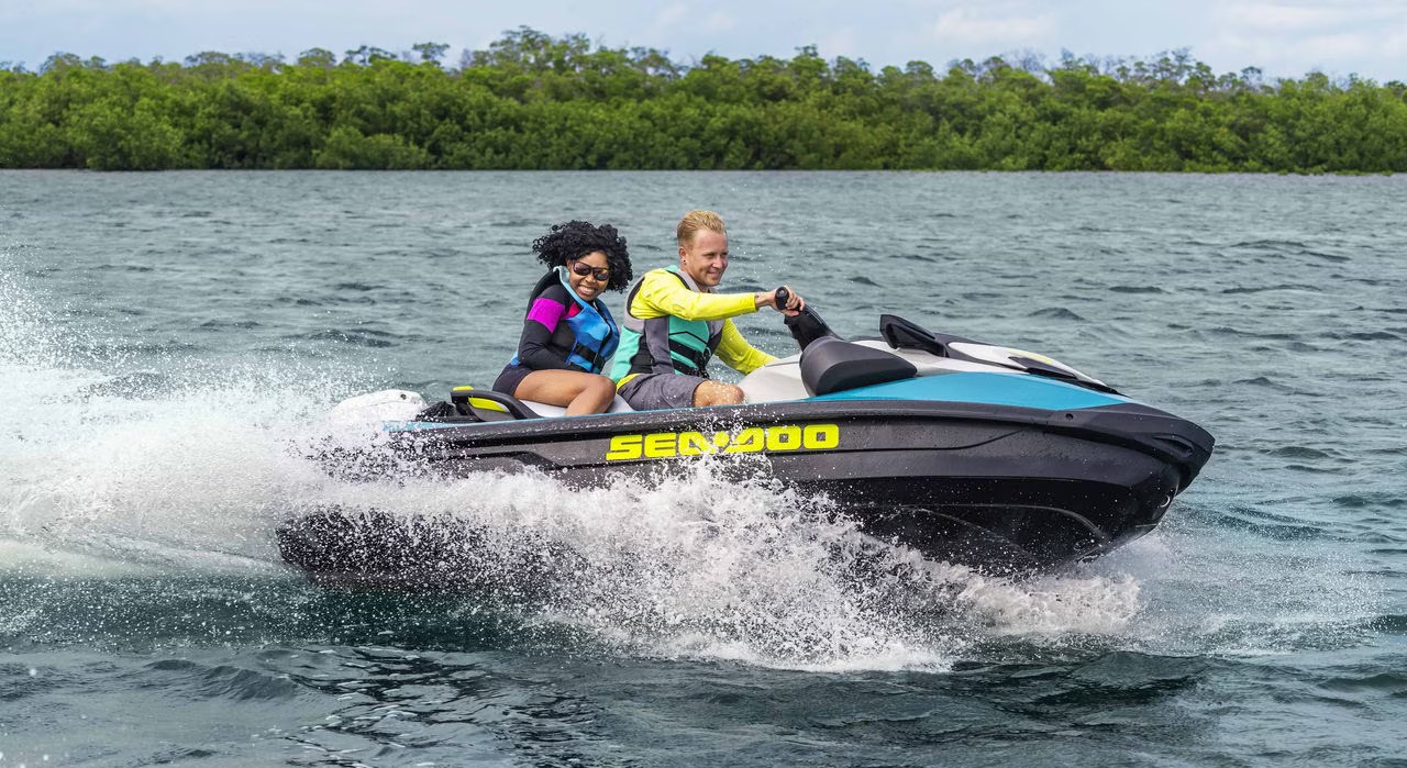 Pareja montando en la SEA-DOO GTI SE
