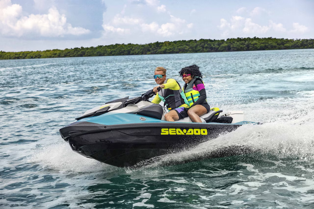 Pareja montando en la Sea-doo GTI SE