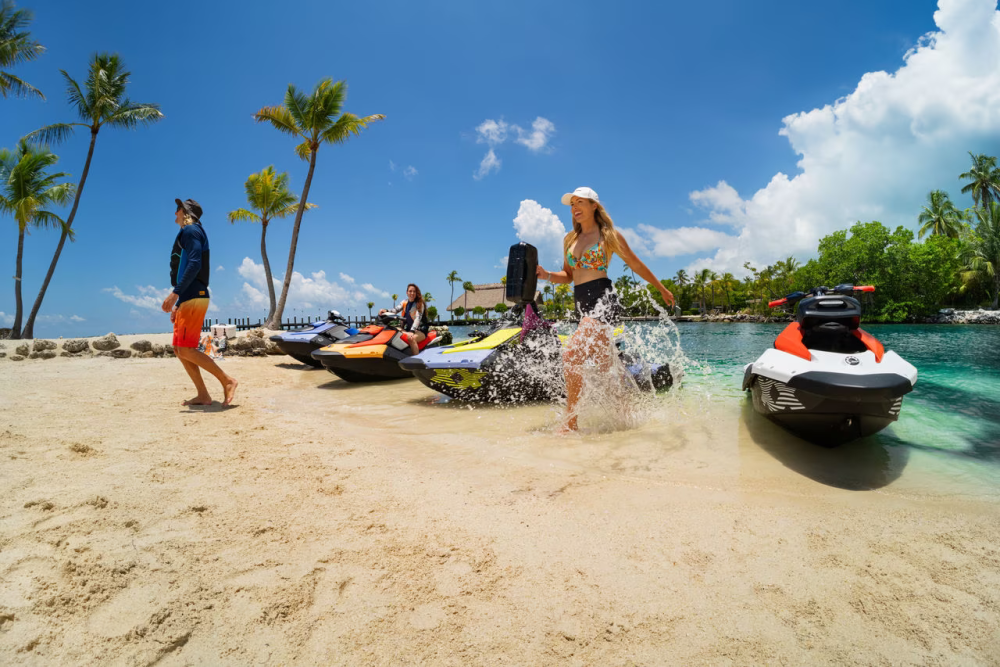 Entrando a la playa con las motos de agua Sea-doo