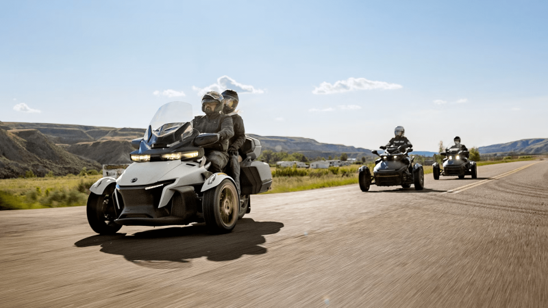 motos de tres ruedas spyder rt por la carretera